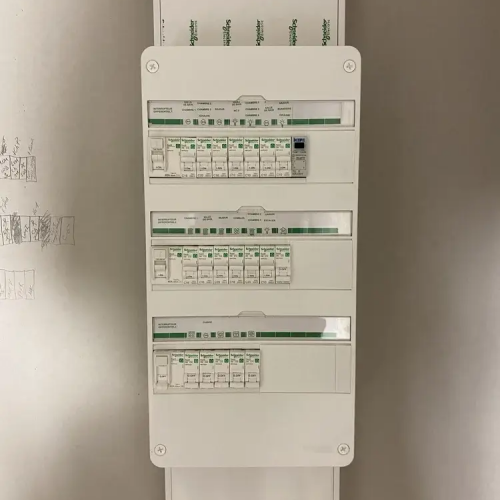 Pose d'un tableau électrique équipé d'un interrupteur différentiel et de disjoncteurs