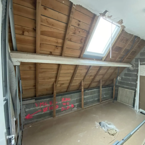 Photo avant réalisation de travaux de pose de cloisons sèches sous combles