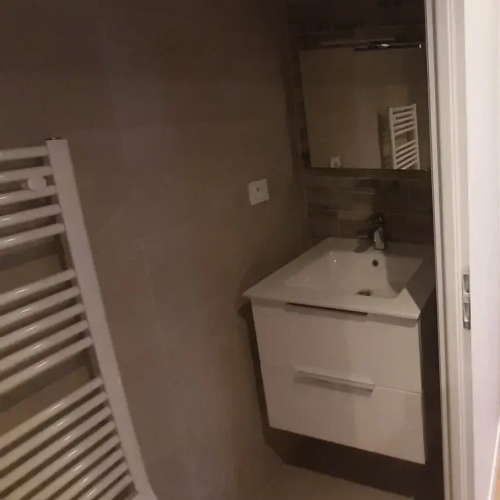 Création d'une salle de bain avec meuble et sèche serviette mural